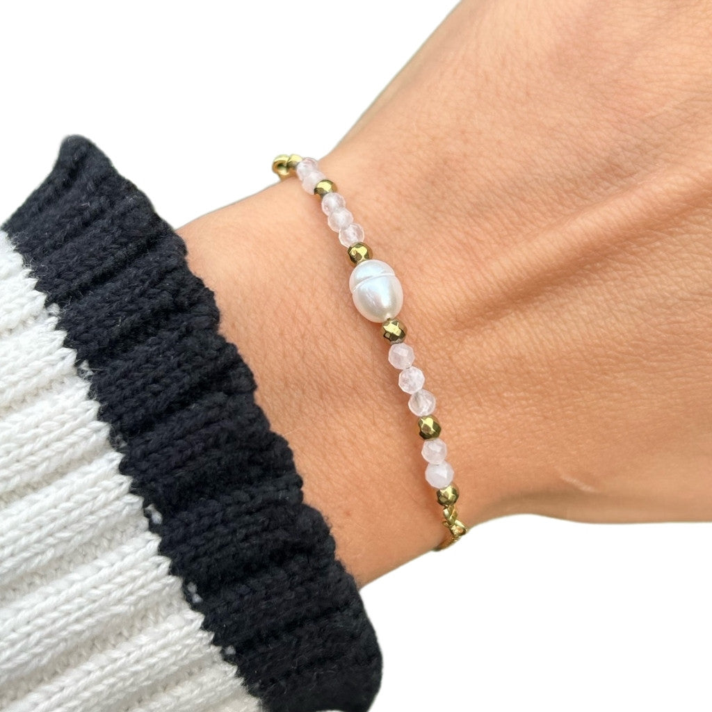 Edelsteen armband rozekwarts met parel verstelbaar