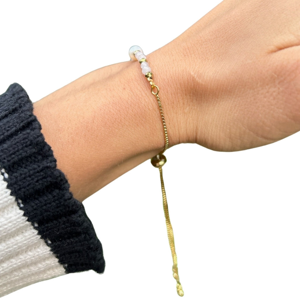 Edelsteen armband rozekwarts met parel verstelbaar