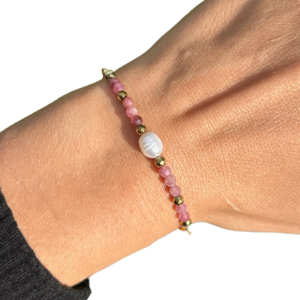 Edelsteen armband rubeliet met parel verstelbaar