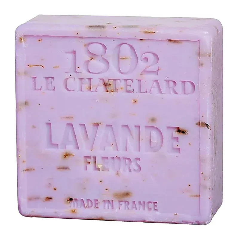 Lila lavendelzeep van Le Chatelard met gedroogde bloemetjes, gemaakt in Frankrijk.