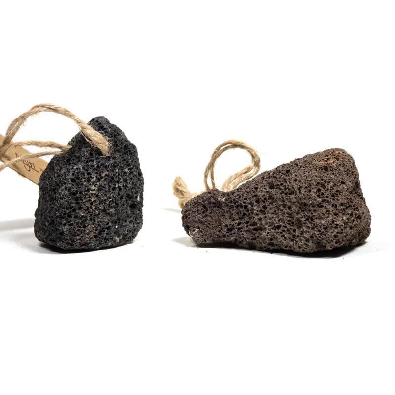 Twee poreuze zwarte lavastenen met een jute touwtje voor aromatherapie