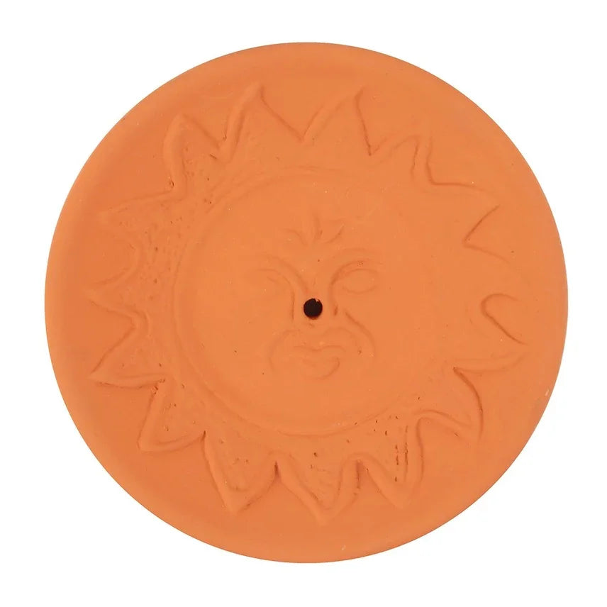 Terracotta zonvormig wierookhouder met gezicht, rustgevende woonaccessoire