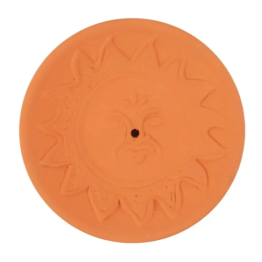 Terracotta zonvormig wierookhouder met gezicht, rustgevende woonaccessoire