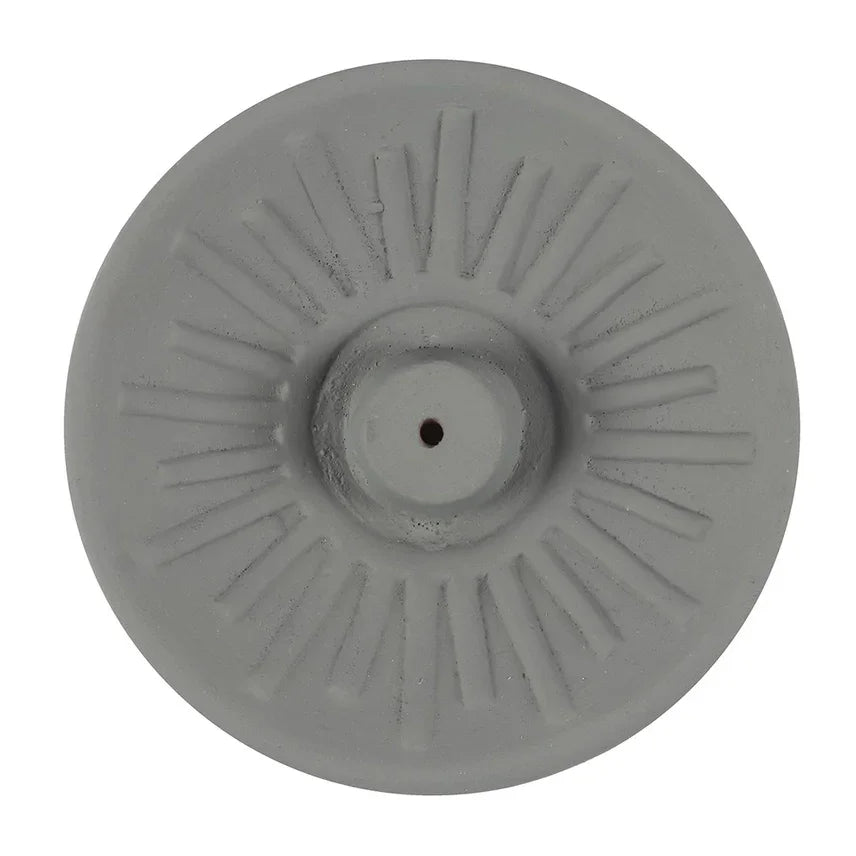 Grijze keramische wierookhouder met zonnestraal patroon, rustgevend woonaccessoire