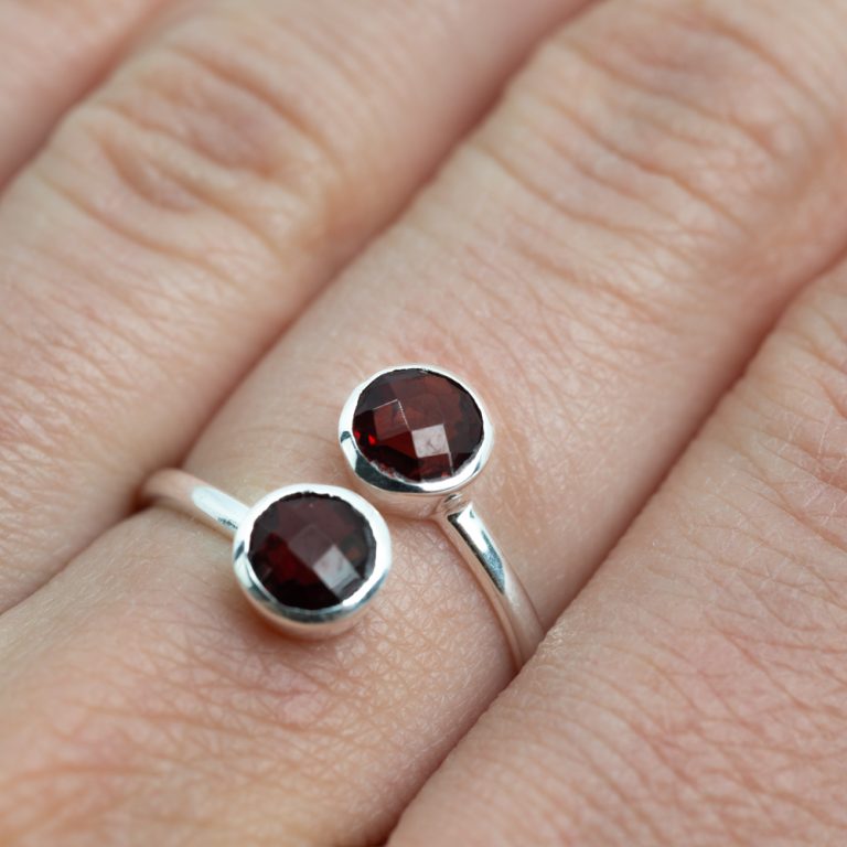 Geboortesteen ring granaat januari verstelbaar - Mindfulshop - zilver