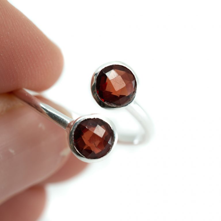 Geboortesteen ring granaat januari verstelbaar - Mindfulshop - zilver