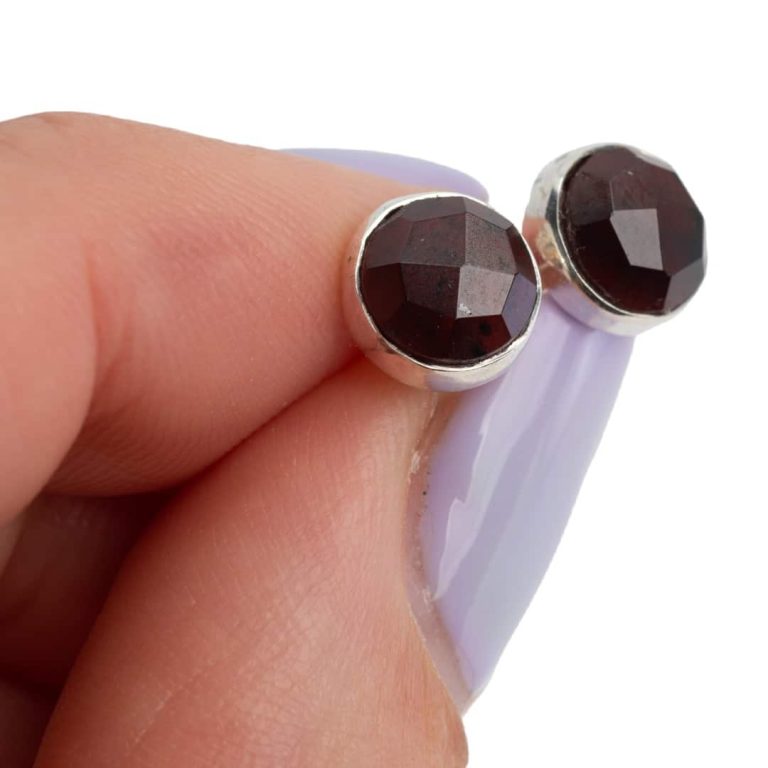 Studs oorbellen geboortesteen januari luxe facet granaat - Mindfulshop - zilver
