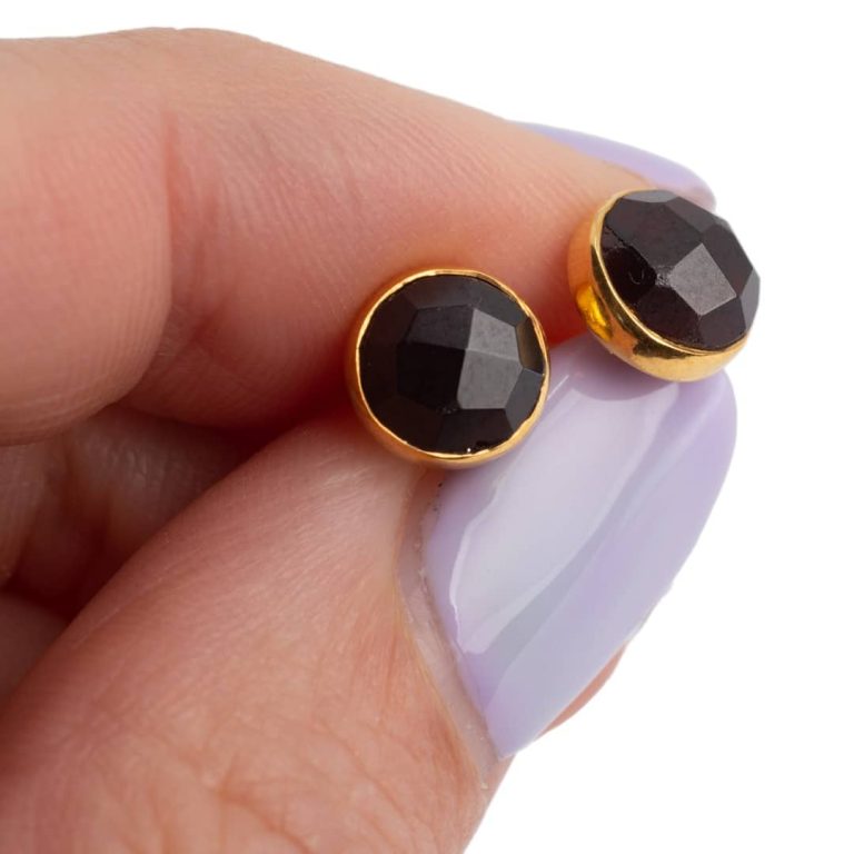 Studs oorbellen geboortesteen januari luxe facet granaat - Mindfulshop - goud