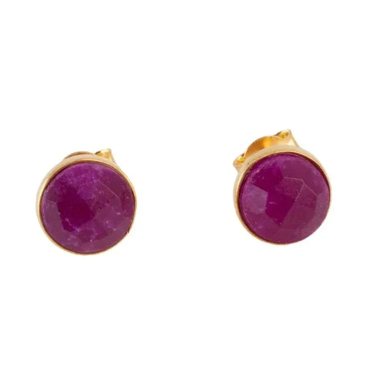 Studs oorbellen geboortesteen juli robijn facet - Mindfulshop - goud