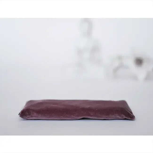 Paars fluwelen meditatiekussen voor rust en mindfulness, ideaal voor yoga en zelfzorg