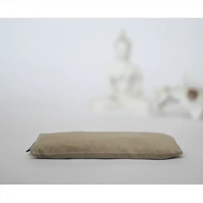 Beige meditatiekussen voor rustige yoga en mindfulness, met boeddha beeld op de achtergrond