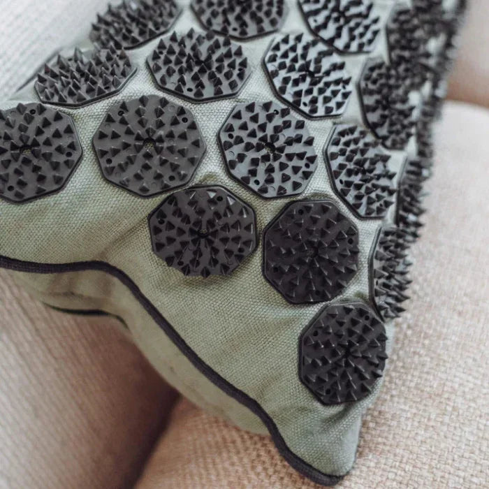 Spijkermat kussen - Flowee - groen / grijs - The Mindfulshop