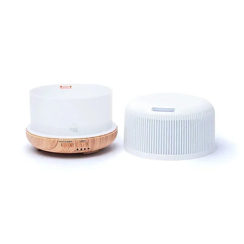 Witte aroma diffuser met houten basis en afneembaar wit kapje.