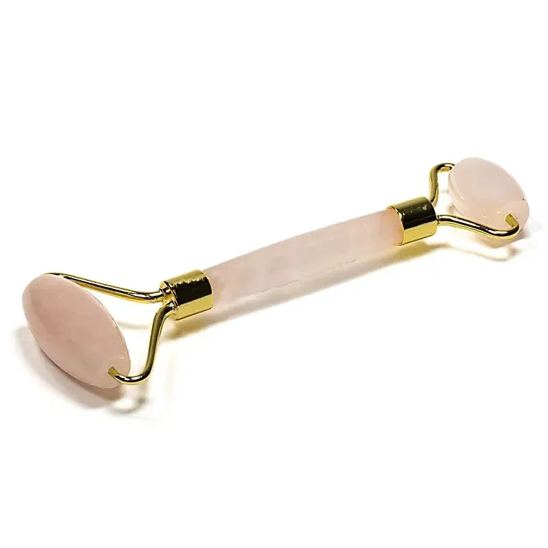 Roze kwarts gezichtsroller met gouden details voor selfcare en massage