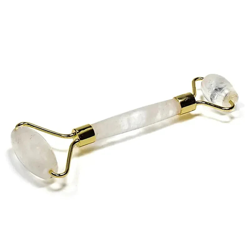 Witte kwarts gezichtsroller met gouden details voor selfcare en huidverzorging