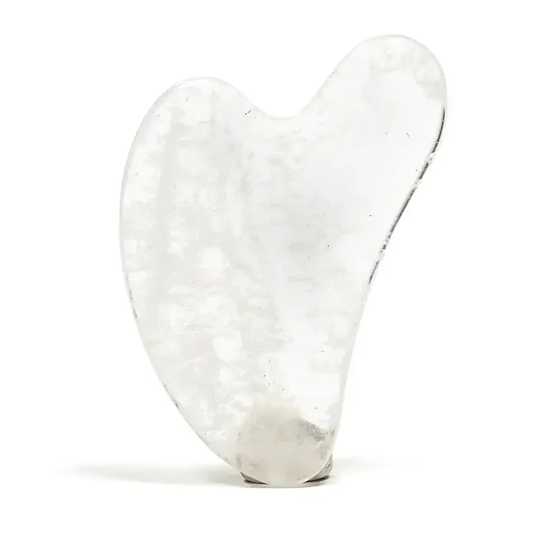 Hartvormige witte kristallen steen voor meditatie en selfcare op een witte achtergrond