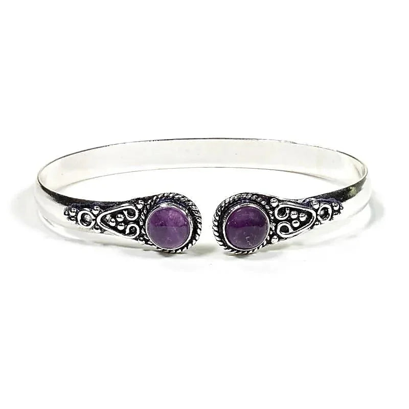 Zilveren armband met paarse amethiststenen, perfect voor mindfulness en zelfzorg
