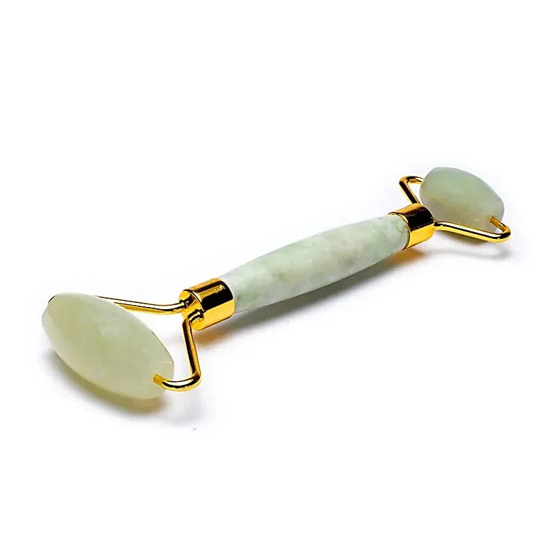 Lichtgroene jade facial roller met gouden details voor gezichtsverzorging