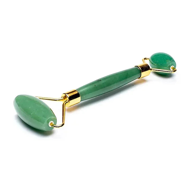Groene jade gezichtsroller voor huidverzorging en selfcare op een witte achtergrond