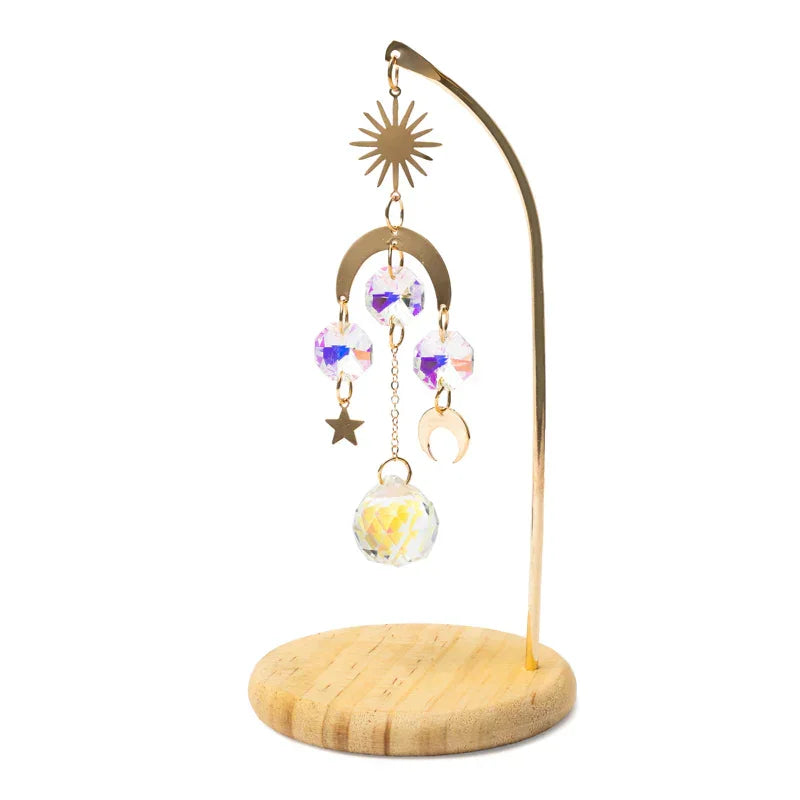 Gouden zon-maan kristallen windspel met houten voet, zen woonaccessoire voor rust en sfeer