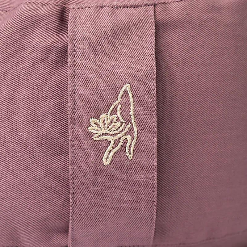 Rozekleurige stof met geborduurd lotusbloem- en handpictogram, ideaal voor yoga en mindfulness