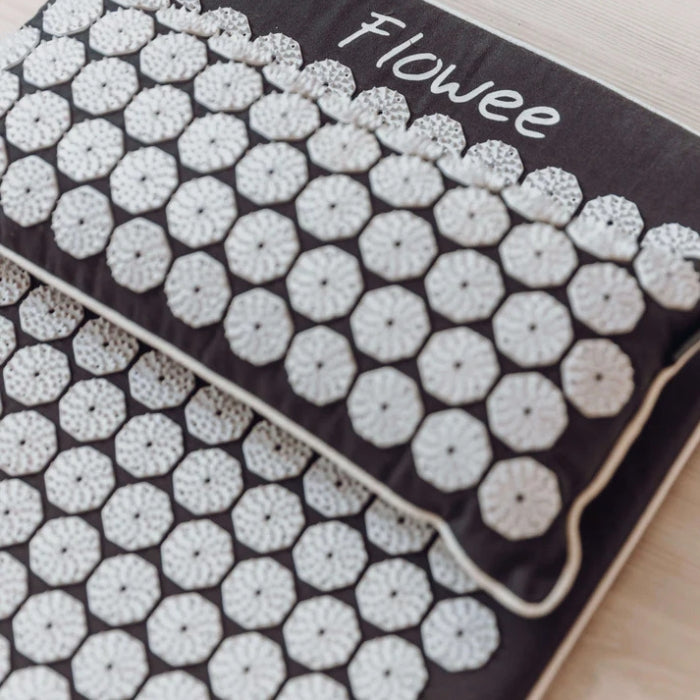 Spijkermat kussen - Flowee - grijs / wit