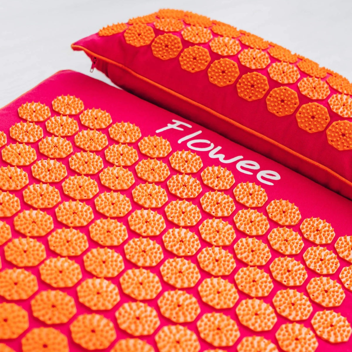 Spijkermat kussen - Flowee - fuchsia / oranje