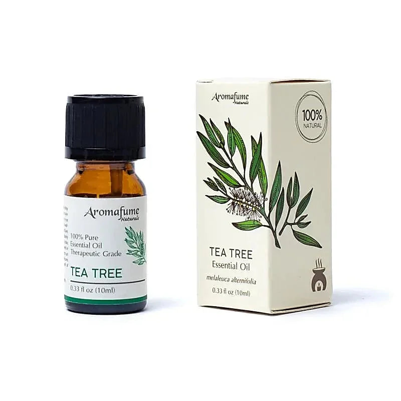 Aromafume Tea Tree essentiële olie flesje en verpakking op witte achtergrond.