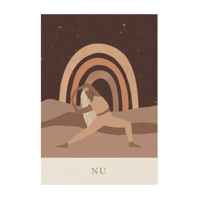 Illustratie van vrouw in yoga pose in de natuur met regenboog en sterrenhemel, mindful leven