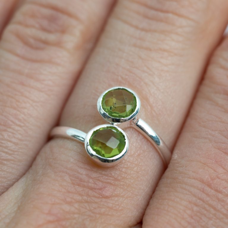 Geboortesteen ring peridoot augustus verstelbaar - Mindfulshop - zilver