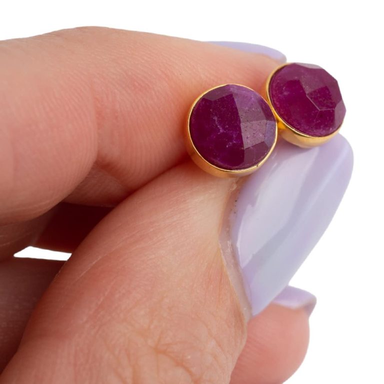 Studs oorbellen geboortesteen juli robijn facet - Mindfulshop - goud