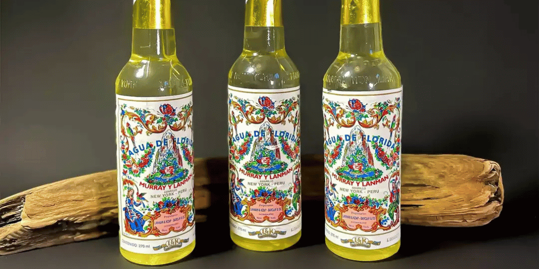 Drie flessen Agua de Florida van Murray and Lanman op een rustieke houten tak.