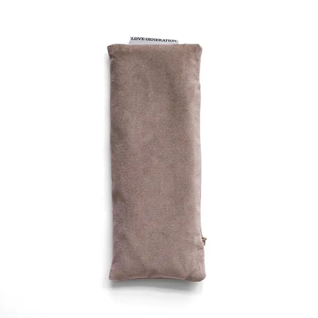Zachte beige oogmasker voor meditatie en ontspanning, met 'LOVE GENERATION' label