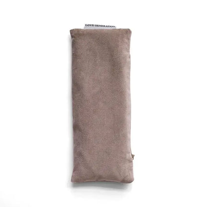 Zachte beige oogmasker voor meditatie en ontspanning, met 'LOVE GENERATION' label