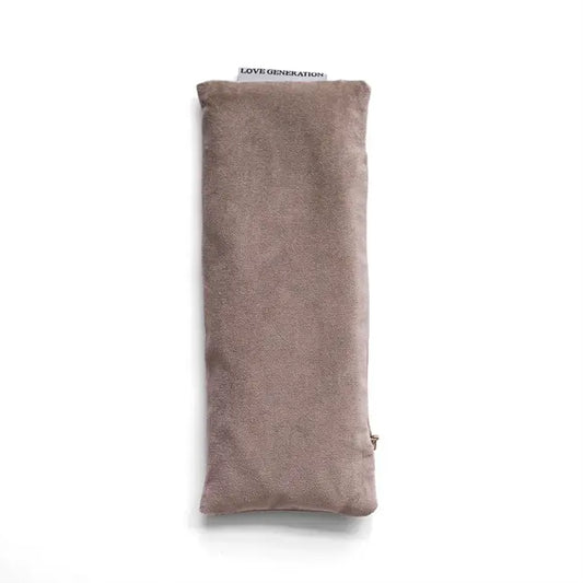 Zachte beige oogmasker voor meditatie en ontspanning, met 'LOVE GENERATION' label