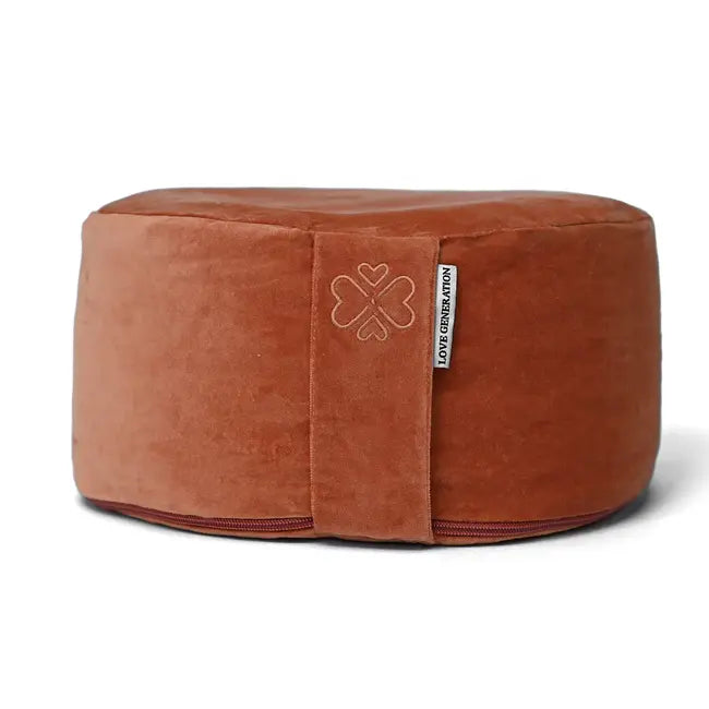 Terracotta kleurig meditatiekussen met Love Generation logo