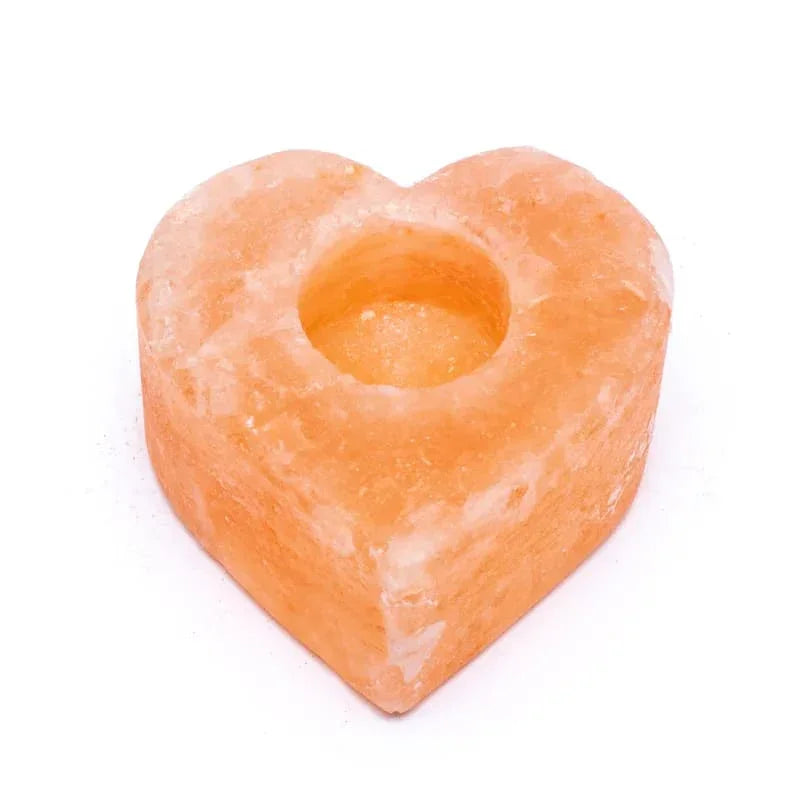Hartvormige Himalaya zout theelichthouder op witte achtergrond, meditatie en woondecoratie.