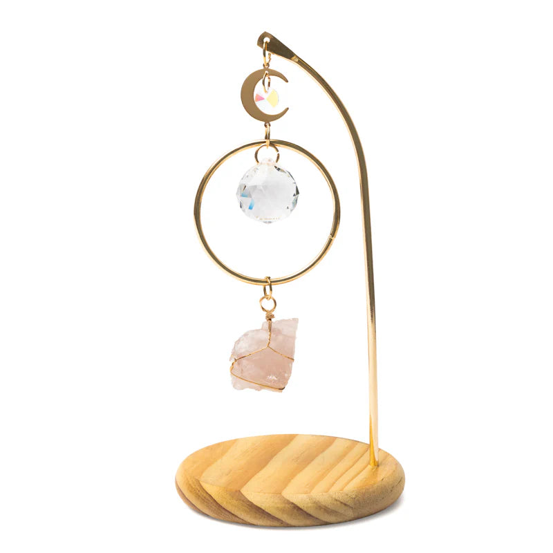 Regenboogkristal suncatcher op houten voet met maan met rozenkwart
