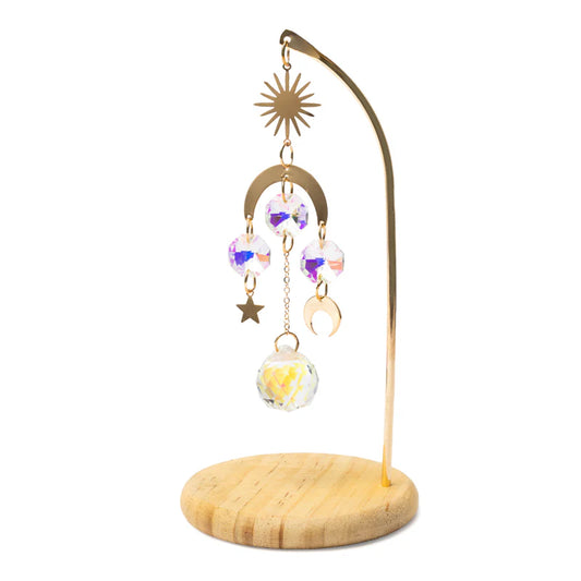 Regenboogkristal suncatcher op houten voet met zon, maan en ster