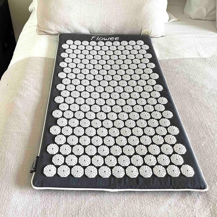 Spijkermat Eco - Flowee - grijs / wit - The Mindfulshop