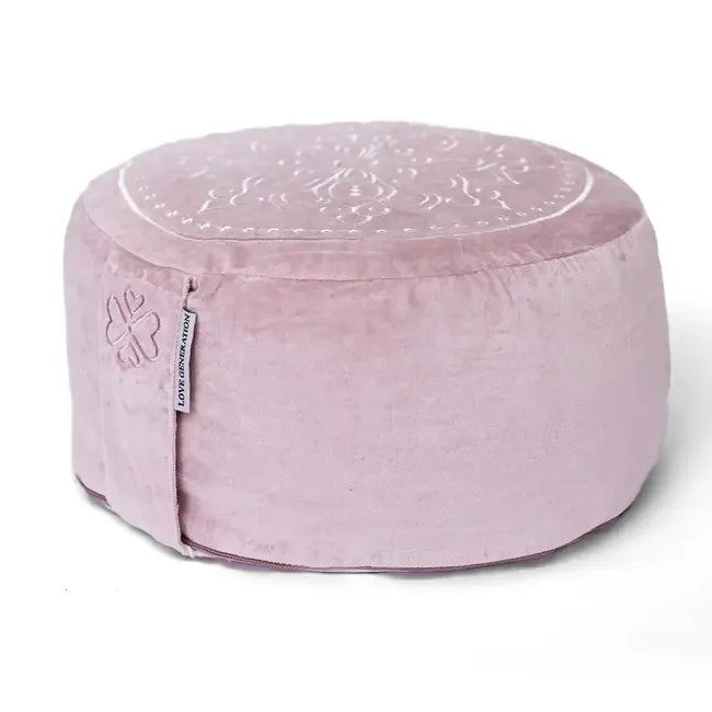 Roze fluwelen meditatiekussen met bloemmotief, ideaal voor yoga en mindfulness