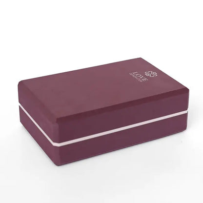 Paars-rode geschenkdoos van Love Generation met wit detail op een witte achtergrond.