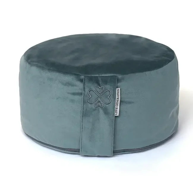 Velvet groen meditatiekussen rond met label en hartvormig borduursel, yoga accessoire