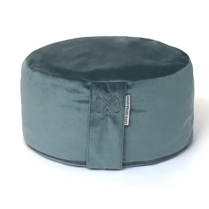 Velvet groen meditatiekussen rond met label en hartvormig borduursel, yoga accessoire