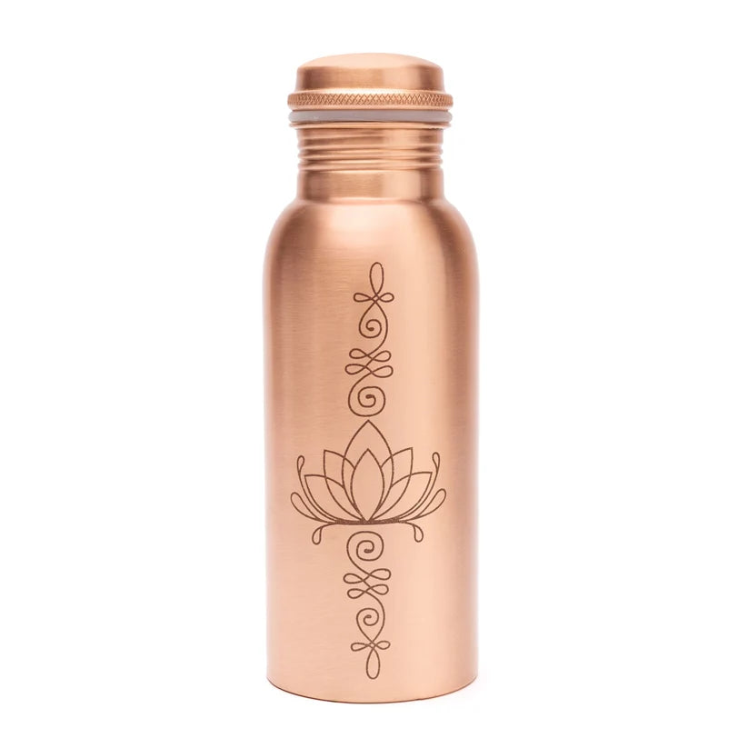 Koperkleurige waterfles met gegraveerde lotusbloem en mandala-ornamenten