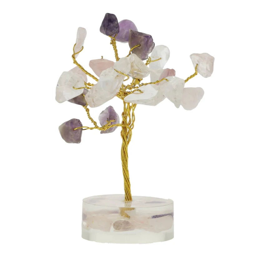 Decoratieve levensboom van amethist kristallen met gouden draad op een witte voet