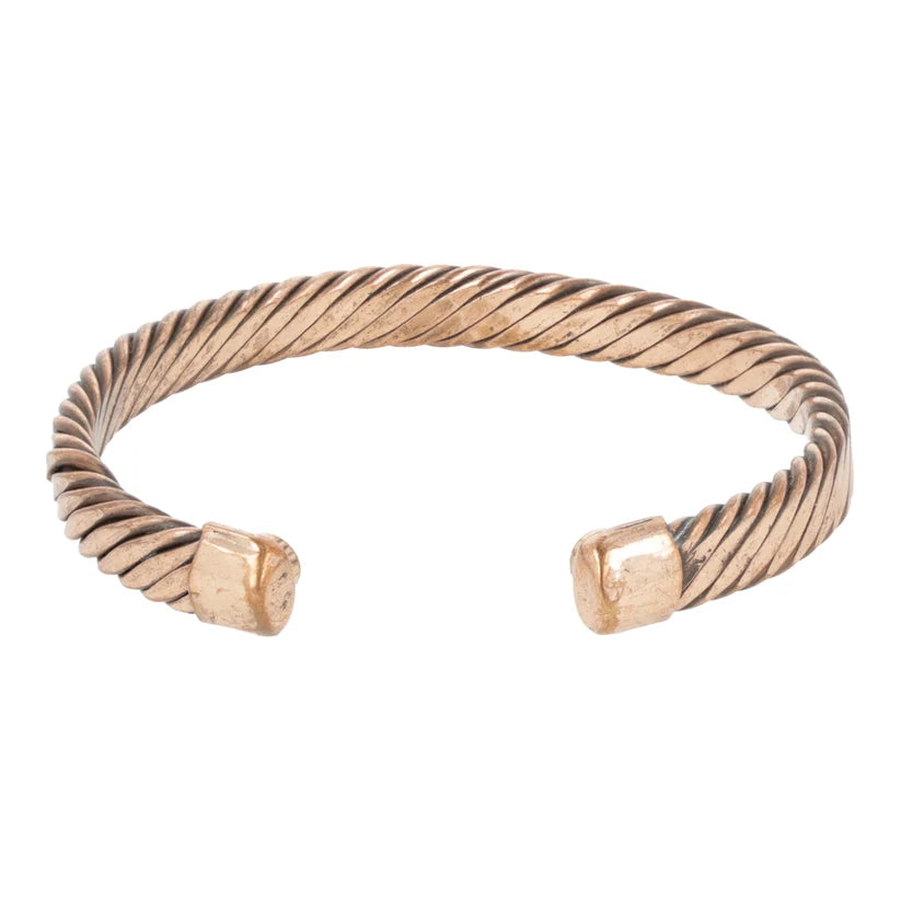 Goudkleurige twisted armband met open ontwerp en gladde uiteinden op witte achtergrond.