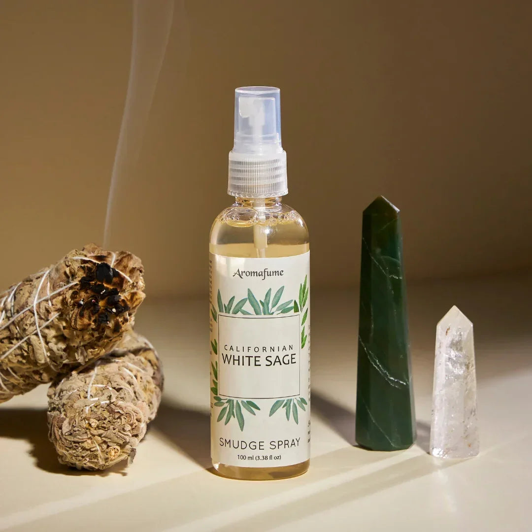 Aromafume Californian White Sage smudge spray, salie bundels en kristallen op beige achtergrond