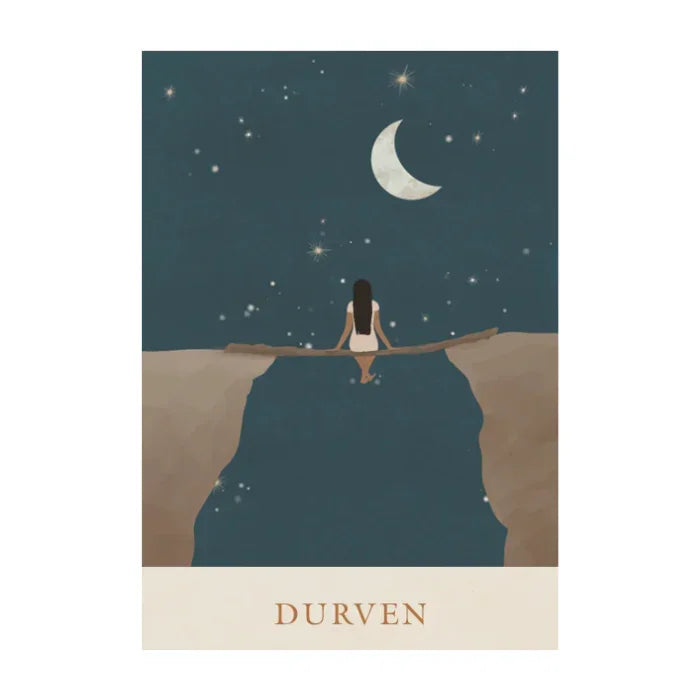 Illustratie van vrouw op smal bruggetje tussen kliffen, met maan en sterren, tekst 'Durven'.