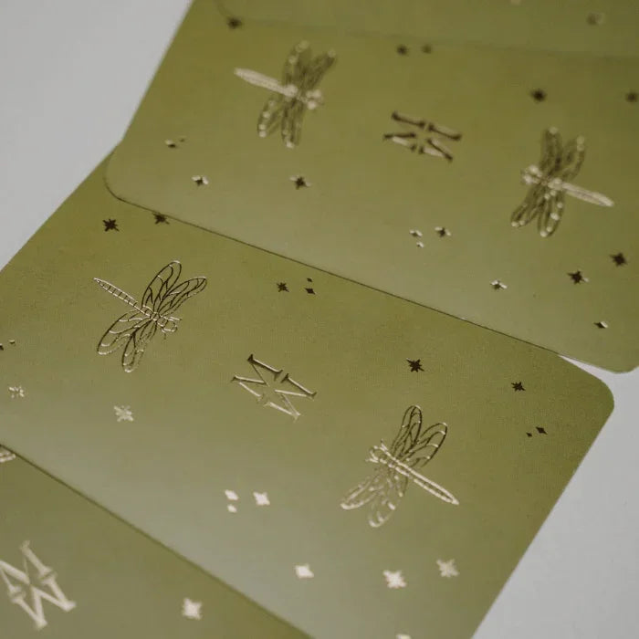 Groene journalpagina's met gouden libellen en sterren, mindfulness stationery